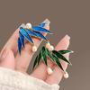 Юбилейная брошь «Утренняя роса» в виде бамбукового листа: Дизайн перьев синего павлина в китайском стиле