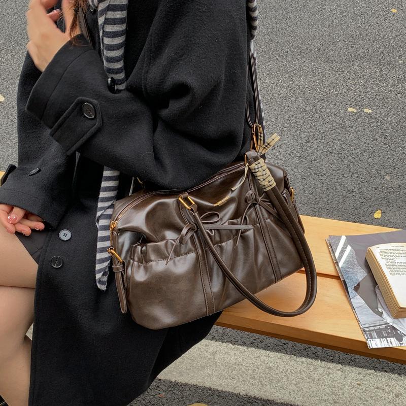 Повседневная универсальная нишевая сумка-плиссе женская 2025 новая модная на плечо под мышку сумка-тоут для通勤 сумка-ведро