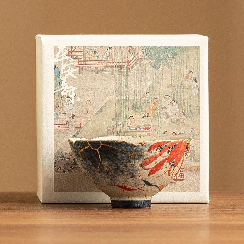 Расписанная вручную золоченая керамическая пиала с кои и лотосом