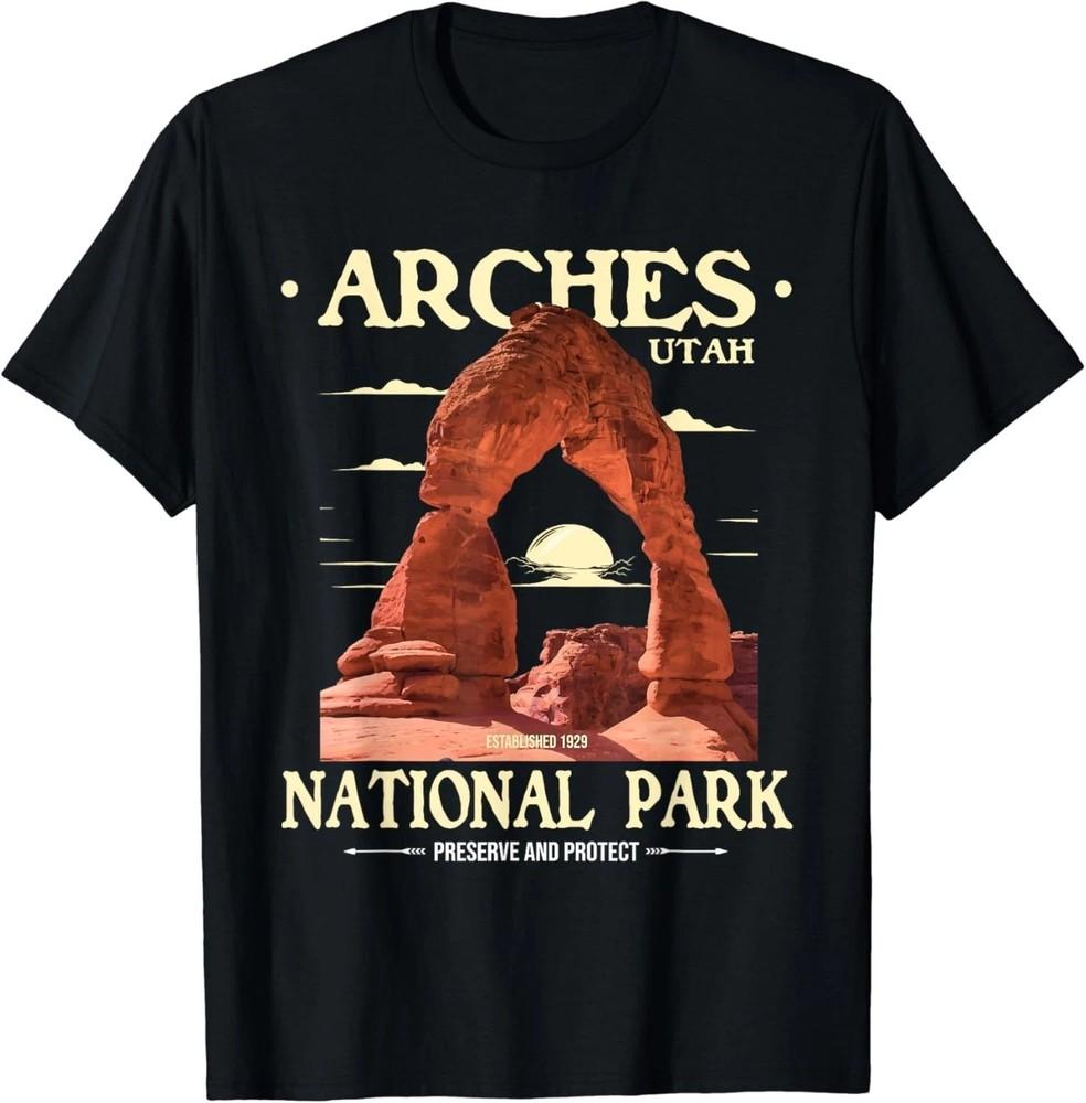 Arches National Park - Retro Hiking & Camping Lover T-Shirt Unisex T-Shirt