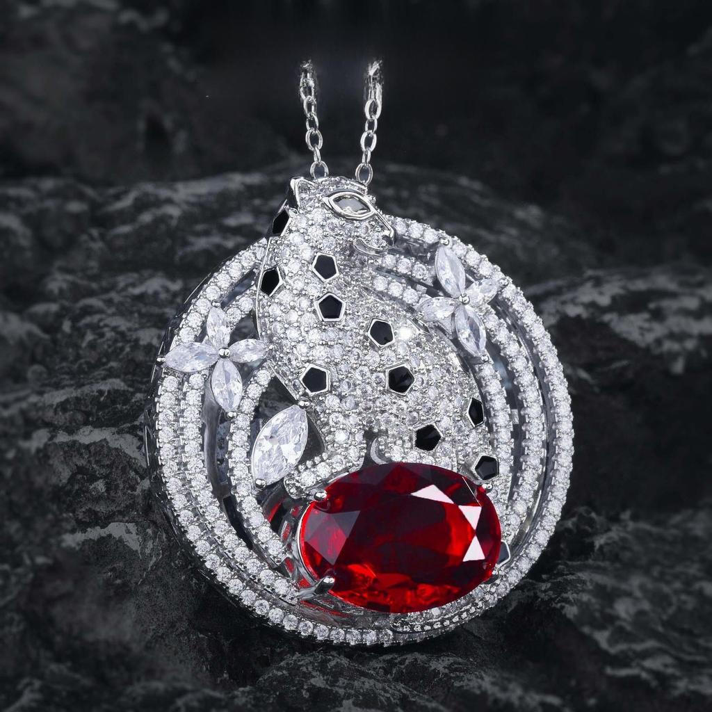 Высококачественная подвеска с леопардовым принтом, выполненная из ювелирных изделий, с красным корундом и изумрудом на браслете/ожерелье двойного ношения.