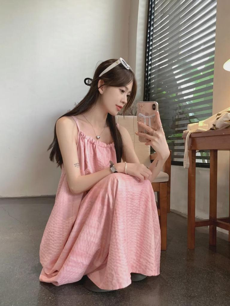 Длинная юбка с бретелью через шею розового цвета на подтяжках - женское летнее пляжное платье для отдыха