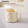 Керамическая кружка ручной лепки в кремовом стиле