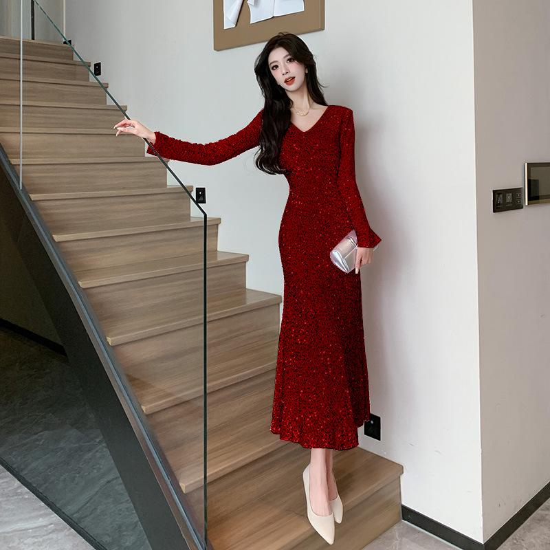 Женское платье-рыбий хвост с V-образным вырезом и длинными рукавами, расшитое пайетками (Коллекция осень/зима 2024)