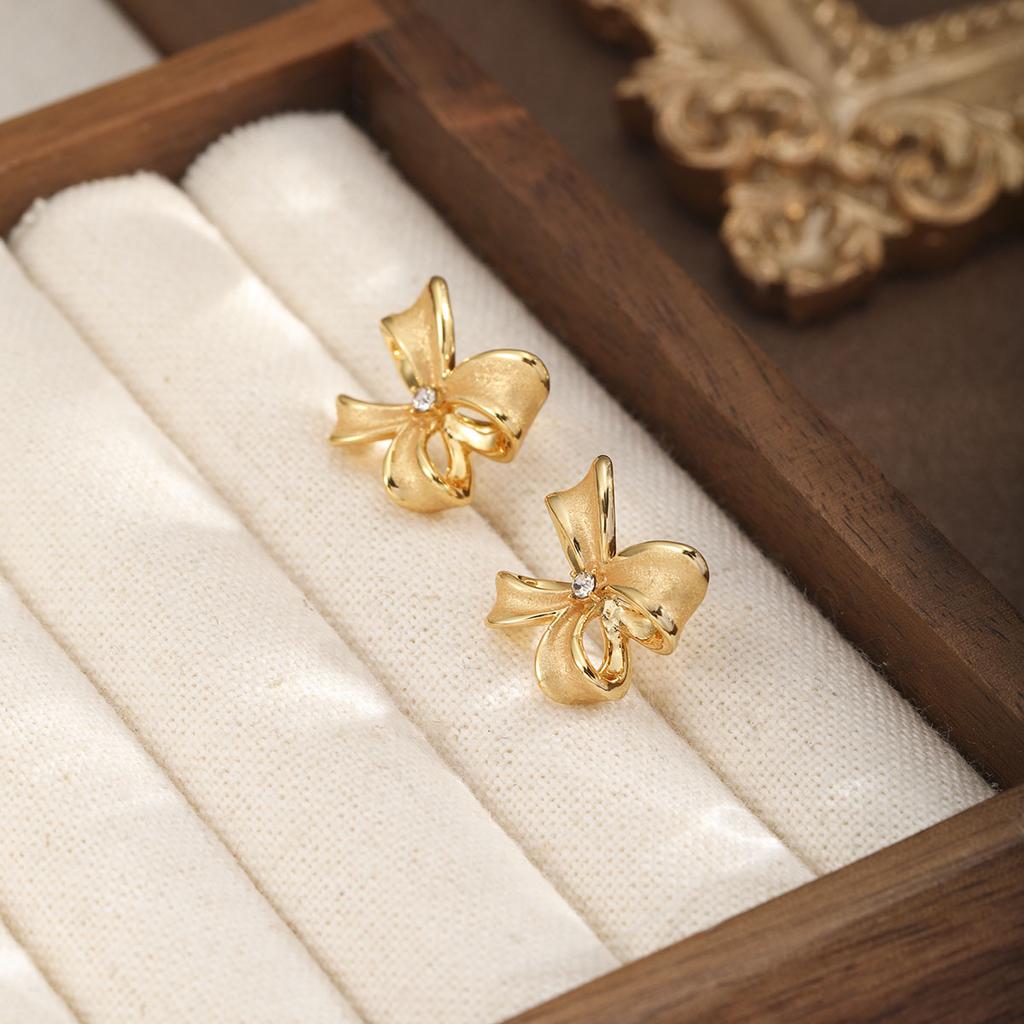 Fashion Bowknot Butterfly 18K Gold Plated Stud Earrings for Girls Simple Classic Minimalistic Jewelry for Women Ladies Wholesale