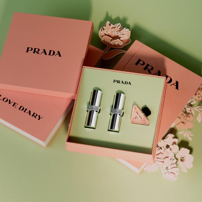 Prada Набор макияжа Дневник цвета губ легко наносится Набор из трех предметов: #P60 абрикосово-розово-коричневый 3,8 г + #B107 натурально-коричневый 3,8 г + непредсказуемый парфюм 7 мл