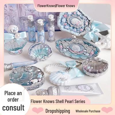 Flower Knows Жемчужные сатиновые румяна, Блеск для губ, Тени для век, Хайлайтер, Карандаш для области под глазами, Парфюм, Эмульсия для коррекции цвета.