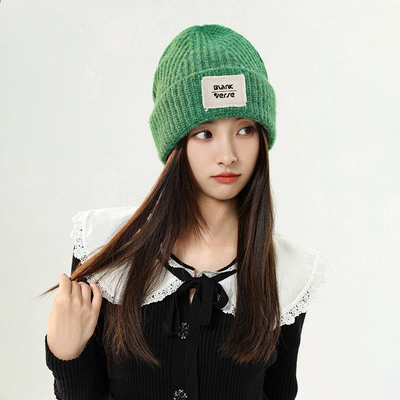 Корейский стиль, свободная теплая однотонная шерстяная шапка с нашивкой с буквами для женщин на осень и зиму, куча холодных шапок, показывающих лицо, маленькая вязаная шапка