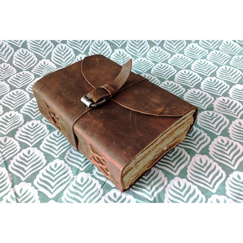 Винтажный кожаный журнал с замком-замком Книга Теней Гримуар Журнал Путешествий Записи Блокнот для рисования Бумага с неровными краями Подарки на годовщину