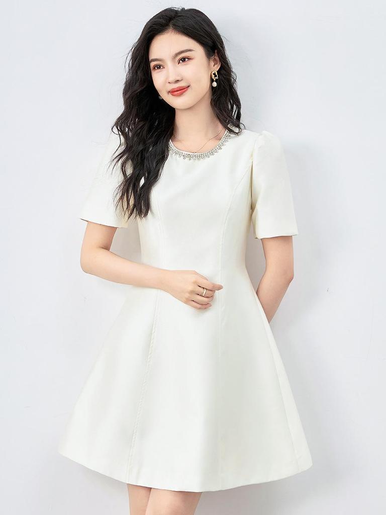 Платье-мини с шипами и бриллиантами, приталенное, для светской львицы