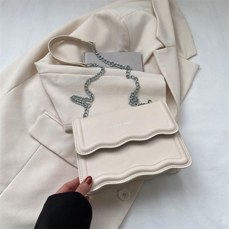 Маленькая квадратная женская сумка кроссбоди в корейском стиле - 2025 Однотонная, Волнистый узор, Плечевая цепочка, Простая мода.