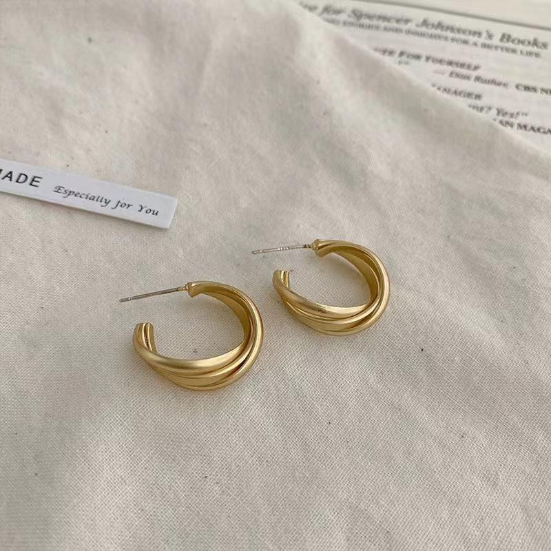 «Высококачественные металлические классические ретро-серьги — европейский и американский стиль, женская холодная ниша, мода знаменитостей»