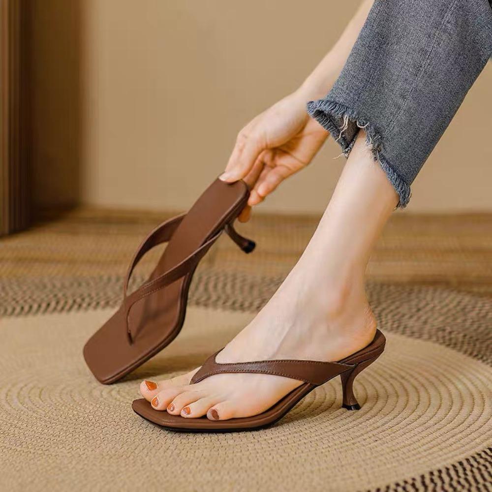 Модные летние новые мягкие кожаные туфли с квадратным носком и шлепанцами для женщин, модные шлепанцы с тонким ремнем и тонким каблуком на мягкой подошве