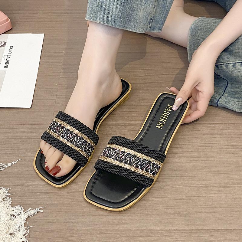 Праздничные крутые тапочки женские для улицы приморские новые с квадратным носом пляжная обувь показ мягкая подошва 2025 маленькое лето