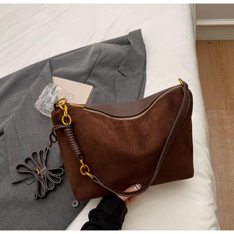 Европейская и американская ретро бархатная сумка из оленьей кожи женская 2025 новая модная и универсальная сумка-пельмень высококачественная замшевая кожа сумка через плечо