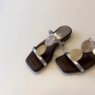 Кожаные однословные крутые тапочки женские носят с открытым носком квадратный носок темпераментная обувь на плоской подошве пляжная обувь