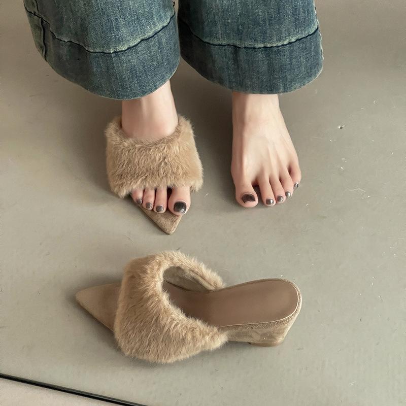 Заостренные замшевые универсальные пушистые тапочки для улицы, осенне-зимняя мода для повышения темперамента, женские тапочки на танкетке, тренд на одну полоску