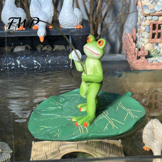 Pond Water Surface Decor Floating Frog Statue, Lotus Leaf Fishing Figurine, Cute Resin Miniature Statue Ornament for Fish Tank Aquarium Garden