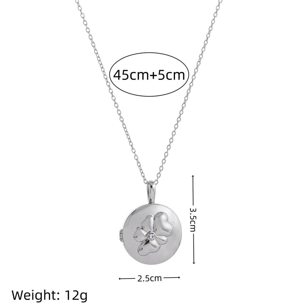 Heart-Shaped Floral Photo Pendant Necklace with LOVE Clasp, Niche Design Clavicle Chain, Pastoral Style.