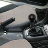 Силиконовая накладка на ручку переключения передач автомобиля пищевого качества с соответствующим чехлом на ручной тормоз. Легко устанавливается для удобного хвата и легкой очистки.