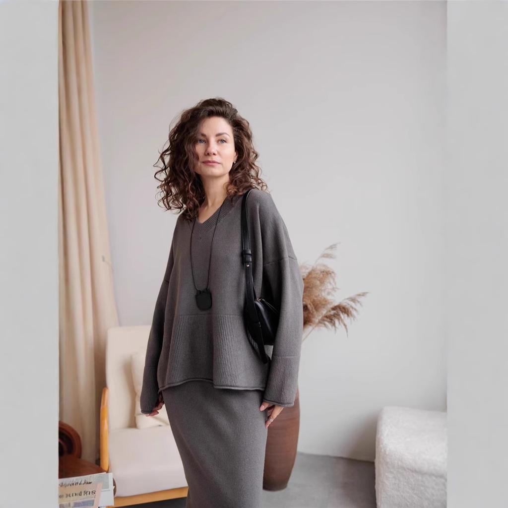 Осенне-зимний женский комплект из свитера с V-образным вырезом и юбки-полукомбинезона