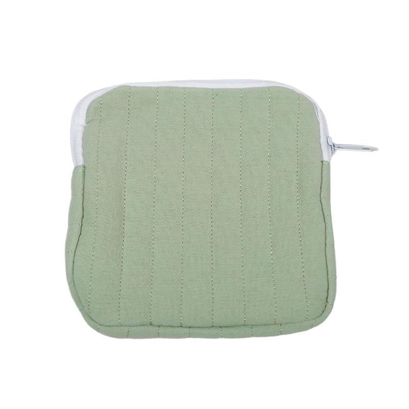 Сумка для хранения помады держалась рука об руку с сумкой для полотенец тети