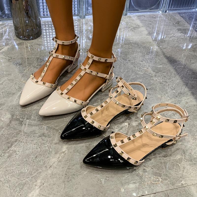 Мода 2025Ремешок на щиколотке Вырез Заклепки Rockstud Лакированная кожа Застежка-пряжка T-образный ремешок Мягкая женская обувь для ходьбы Дорожный размер