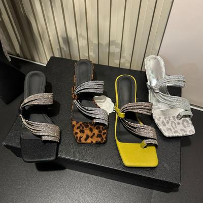 Темпераментный набор носок стразы слово с крутыми шлепанцами женская голова леопардовый принт с юбкой высокий каблук сандалии