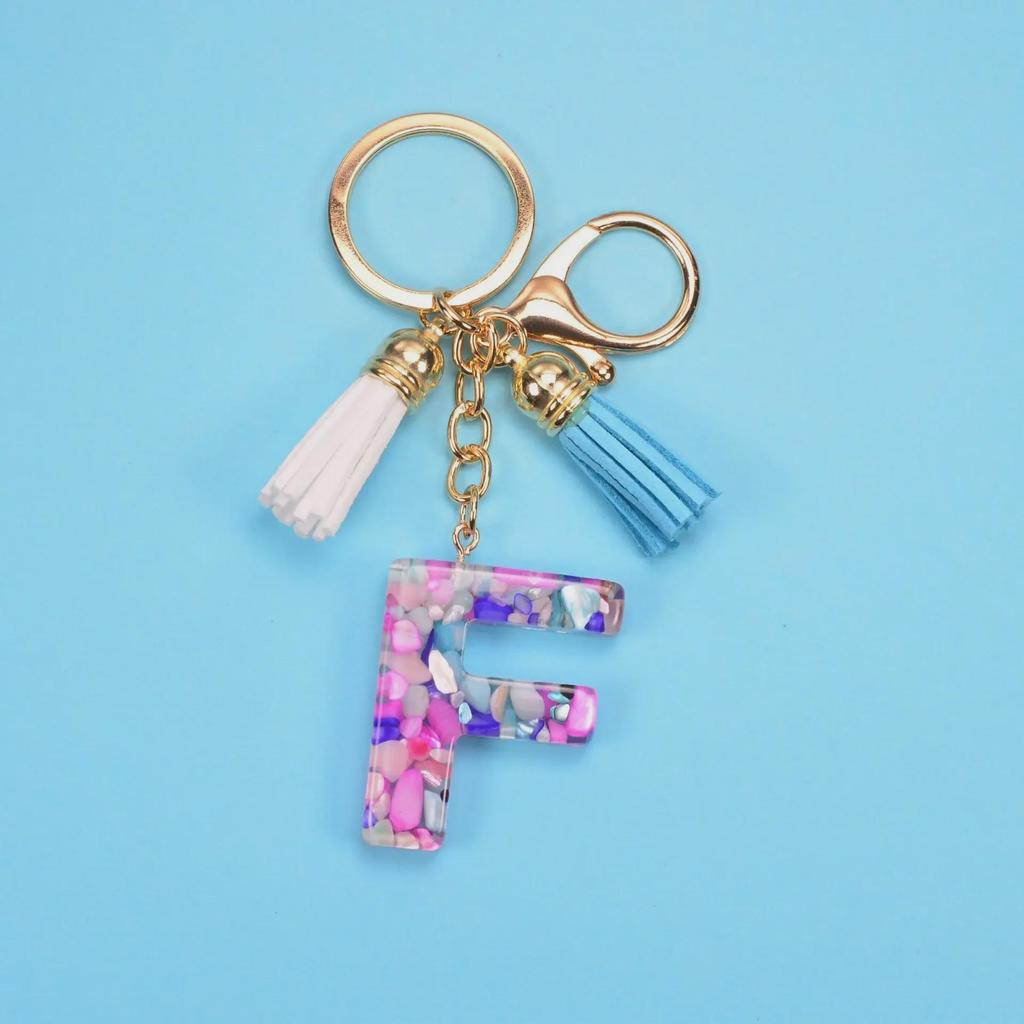 Брелок с кисточкой и английскими буквами: Аксессуары из смолы и акрила для мужчин и женщин - 26 уникальных букв