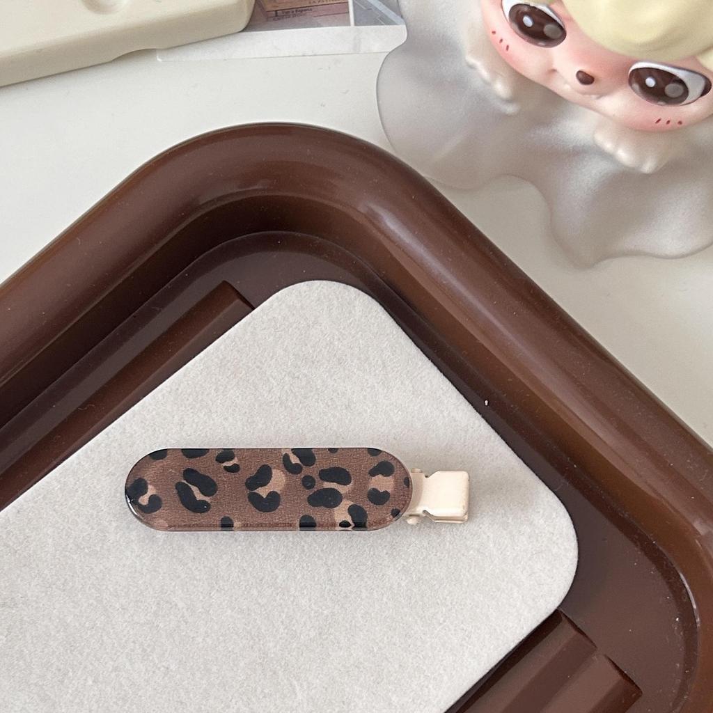 Leopard Print Oval Hair Clip: Trendy Autumn/Winter Accessory for Women.