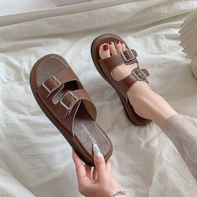 Французские маленькие прохладные тапочки на плоской подошве женская обувь 2025 новый летний модный ремешок с пряжкой для улицы мягкая подошва пляжные сандалии
