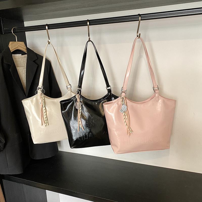 Korean version of fashion high-end texture large-capacity tote bag women's 2025 spring and summer new versatile commuting shoulder bag