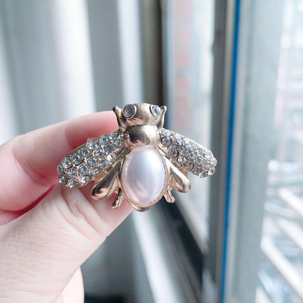 Брошь в виде пчелы с жемчугом и стразами – Элегантная женская булавка и аксессуар для корсажа