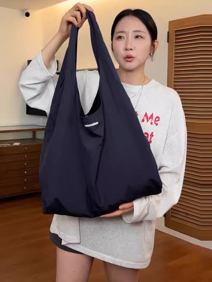 Сумка женская 2025 новая большой вместимости водонепроницаемая нейлоновая сумка-тоут студенческая для занятий на плечо сумка для поездок подмышку