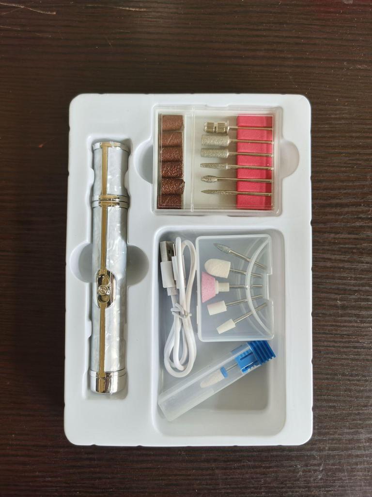 Компактный серый электрический полировщик ногтей и инструмент для удаления омертвевшей кожи