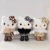 Плюшевый брелок Hello Kitty 50-й юбилей 10 см Милая мини-кукла с леопардовым принтом Подвеска для сумки Коллекционный подарок для фанатов