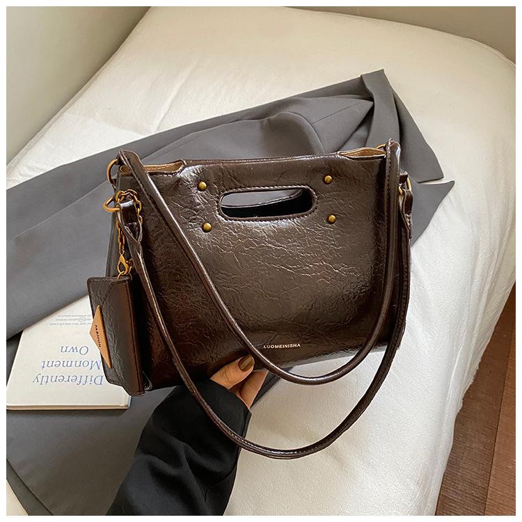 Ретро сумка женская осенняя новая высокоценная повседневная модная портативная на плечо сумка-мессенджер для通勤 женская сумка