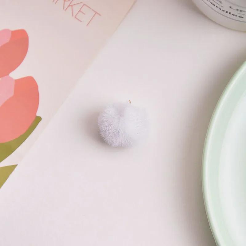 Брелок для ключей в виде разноцветного плюшевого шарика с молочным кулоном, абажуром в виде макарон и вращающейся пряжкой.