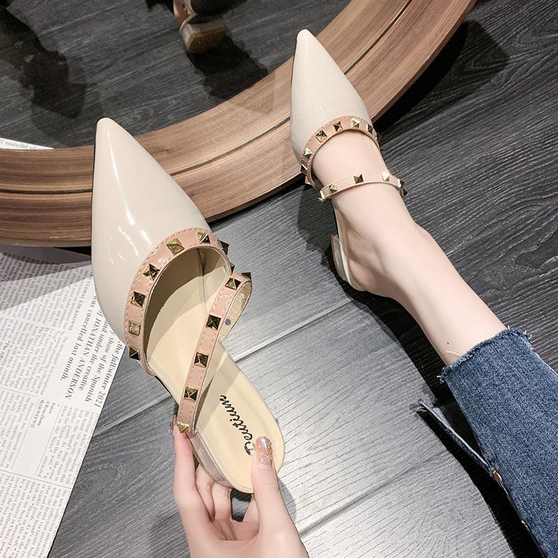 Модные туфли-мюли с заклепками, женская уличная обувь, весна 2025, новые универсальные туфли на низком каблуке с острым носком и толстым каблуком, крутые летние шлепанцы