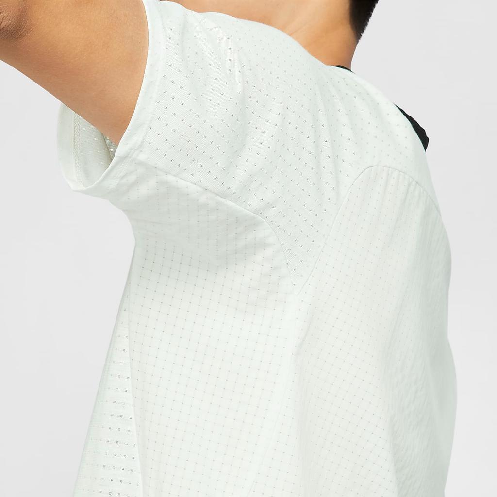 Nike Dri-FIT Trail Solar Chase Breathable, Sweat-Wicking Quick-Dry Running T-Shirt With Raglan Sleeves Men Tops Summit-White DV9306-121