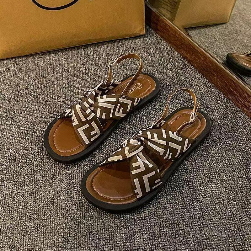Summer breathable ins versatile high-value beach shoes 2025 new shoes women's Korean version fashion sandals women's outer wear