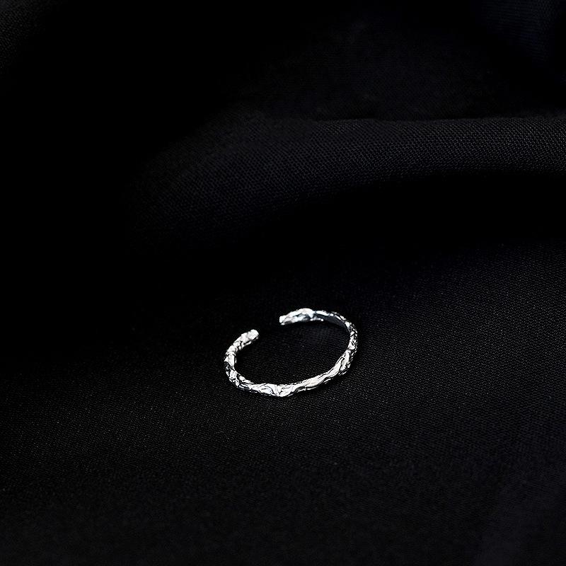 Женское кольцо в холодном стиле с открытой текстурой: Трендовый Минималистичный Дизайн