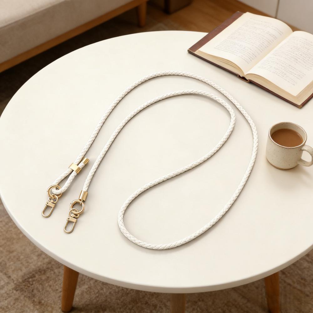 Регулируемый плетеный кожаный ремешок через плечо и брелок для телефона.