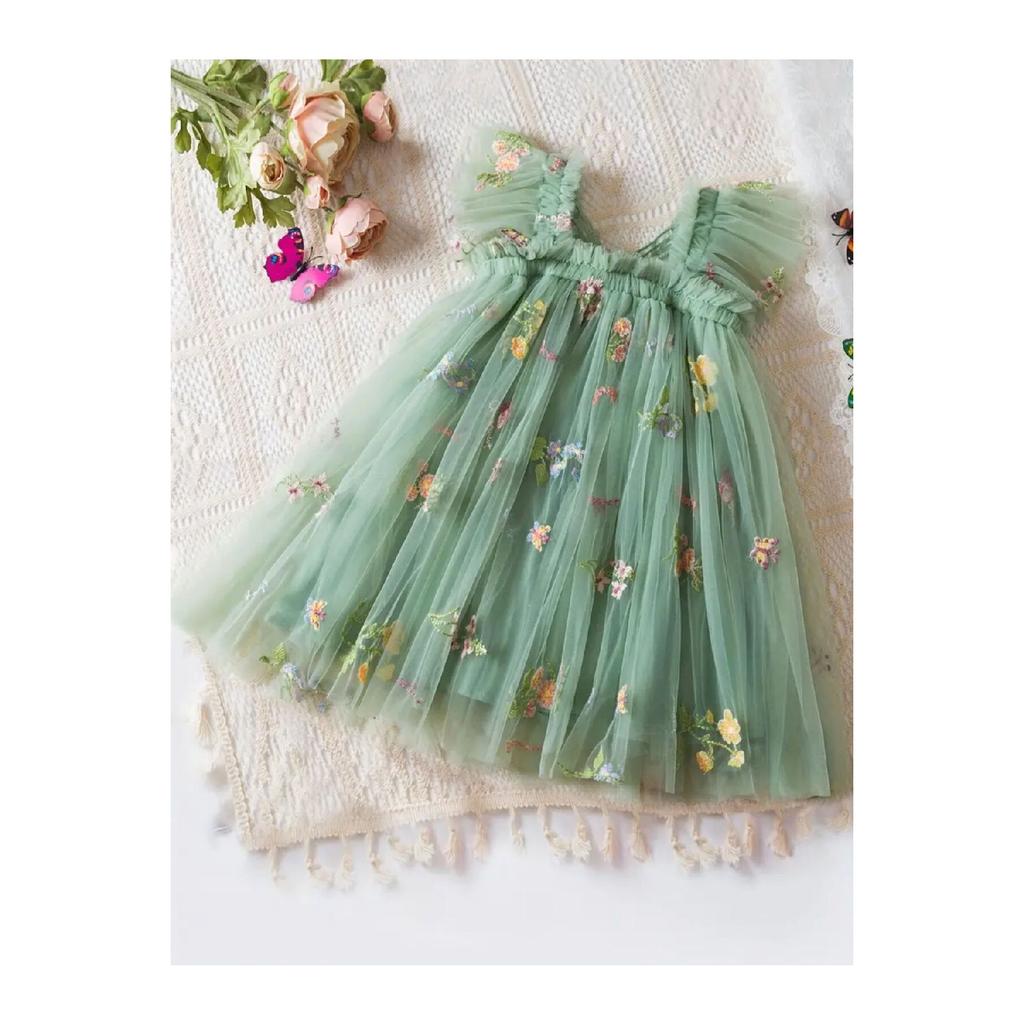 Зеленое платье с цветочной вышивкой