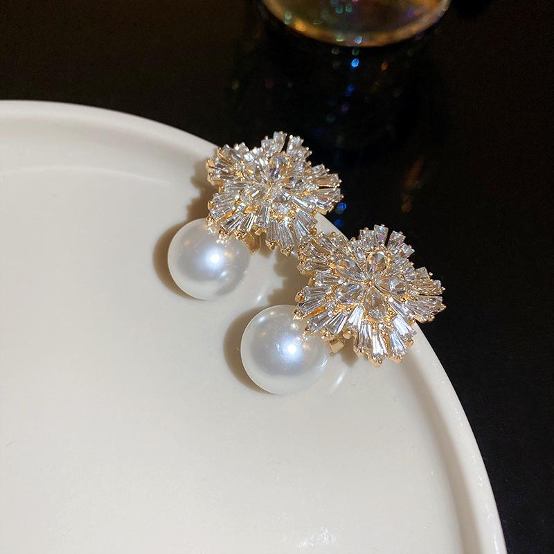 Elegant Zircon Pearl French Retro Luxury Earrings 2025