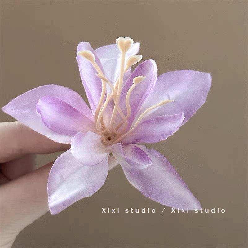 Весенне-летняя цветочная заколка для волос: Дизайн «Лилия, Роза и Гибискус»