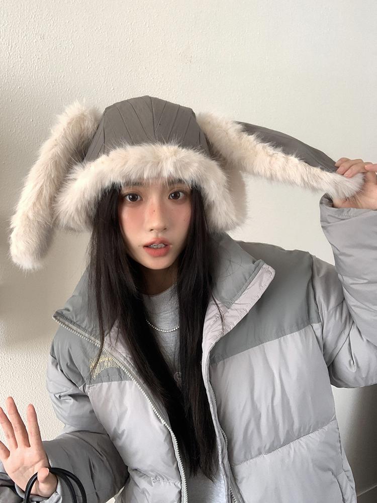 Мило и круто~ Две женщины носят милые плюшевые шапки с кроличьими ушками, чтобы согреться зимой, пушистая защита ушей, летящий тренд