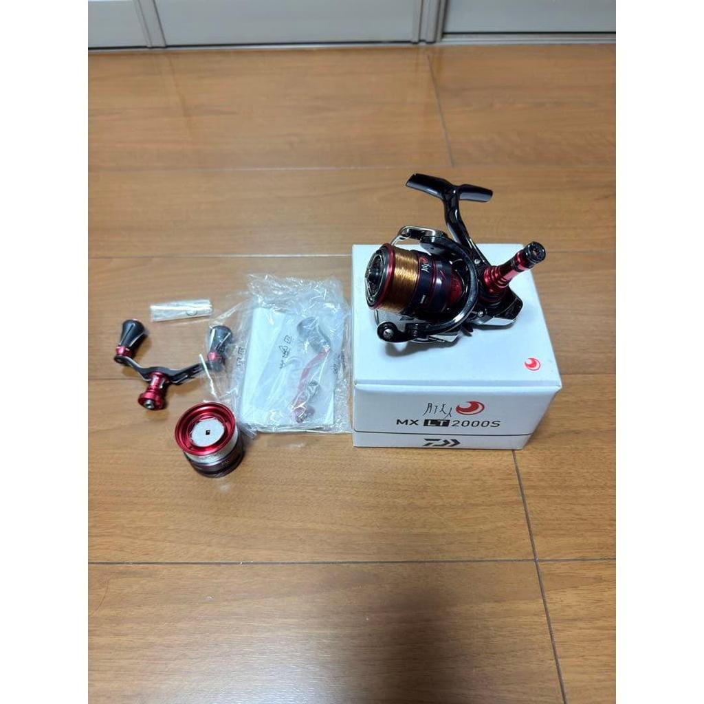 Б/у 18 месяцев рыболовная катушка Daiwa MXLT2000S, спиннинговая, черная с красным