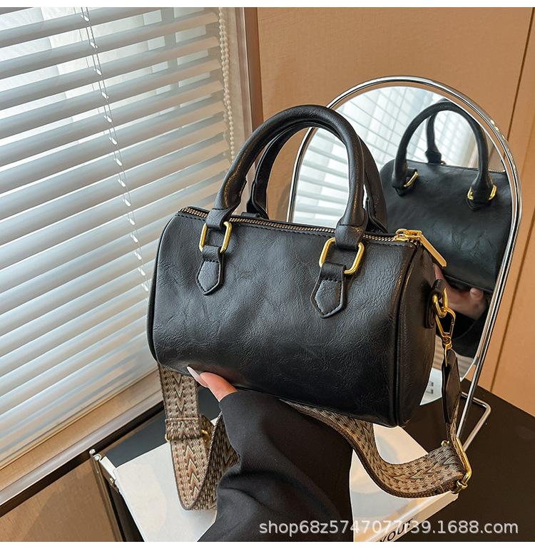 Niche wide shoulder strap cylinder messenger bag women's 2025 new retro Boston bag casual versatile portable shoulder bag
