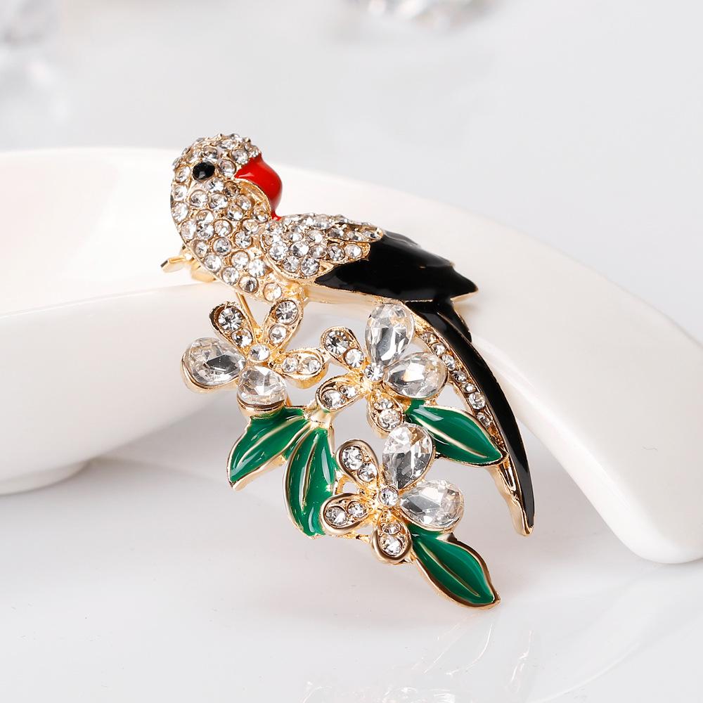 Women Girls Refined Brooches Fashion Parrot Modelling with Rhinestone Trim Dress Breastpin Birthday Xmas Gift